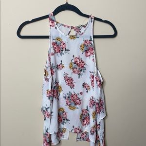 ✨2 for 15✨ Floral print tank top size medium!